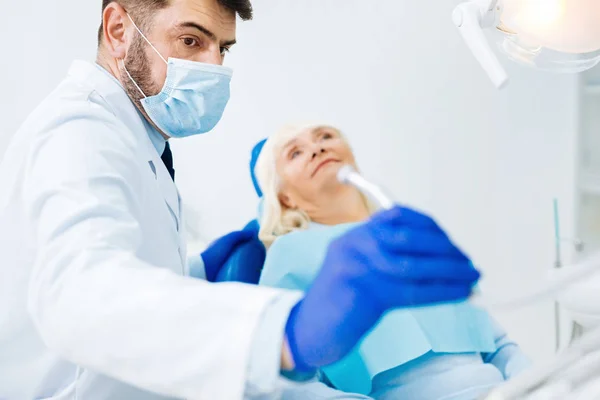 Gros plan du dentiste professionnel avec instrument — Photo