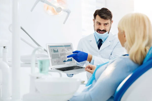 Dentista qualificado consultar o paciente — Fotografia de Stock