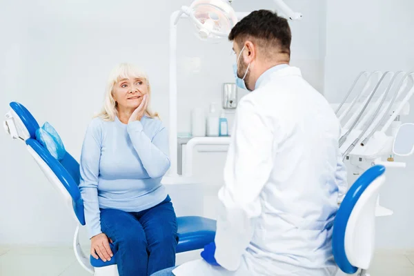 Üzgün kadın dişçi randevusu olan — Stok fotoğraf