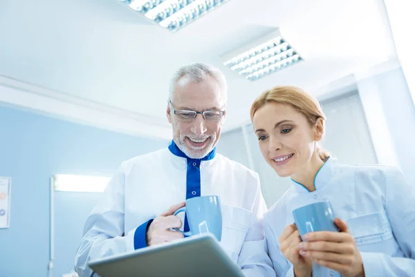 Scienziati ispirati in uniforme con coppe — Foto Stock