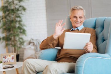 Video aramasý sýrasýnda video sallayarak son derece mutlu yaşlı adam