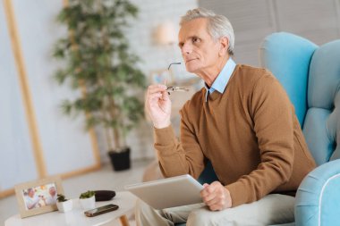 Yaşlı adam evde fikir üretmek hayal