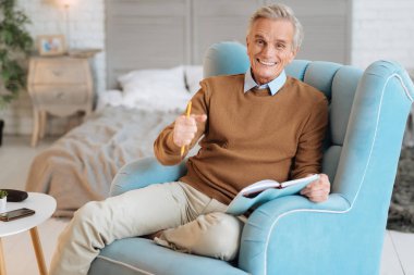 El hareketi ve geniş sırıtarak heyecanlı yaşlı beyefendi