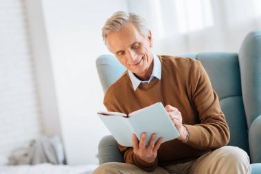 Neşeli üst düzey beyefendi onun düşüncelerini yazma