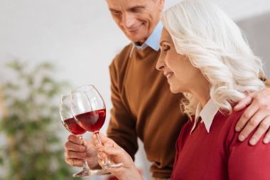 Kırmızı şarap içme neşeli evli çift