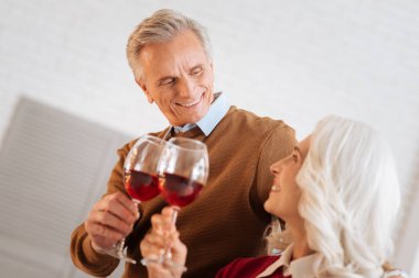 Yıldönümünü kutlayan romantik yaşlı çift