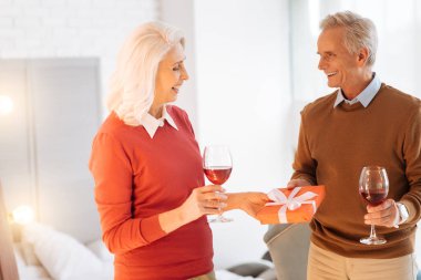 Son derece mutlu bir adam karısıyla hediye şaşırtıcı