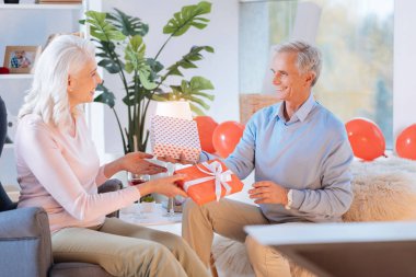 Dikkatli karı koca hediye alışverişi