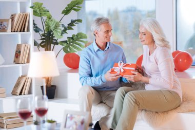 Neşeli karı koca yıldönümünü kutluyor