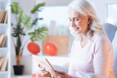 Son derece mutlu Bayan fotoğrafa bakarken gülümseyen