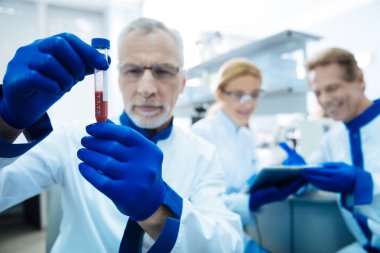 Tüp bebek tutan ciddi araştırmacı