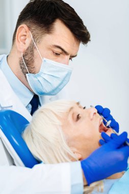 Diş tedavi sürecinde konsantre diş hekimi