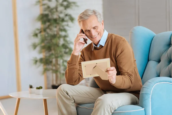 Aile ile telefonda konuşurken son derece mutlu yaşlı adam — Stok fotoğraf