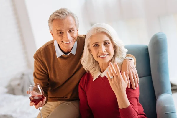 Upphetsad äldre par som firar sin förlovning — Stockfoto