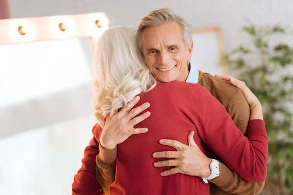 Amar pareja de ancianos abrazando firmemente — Foto de Stock