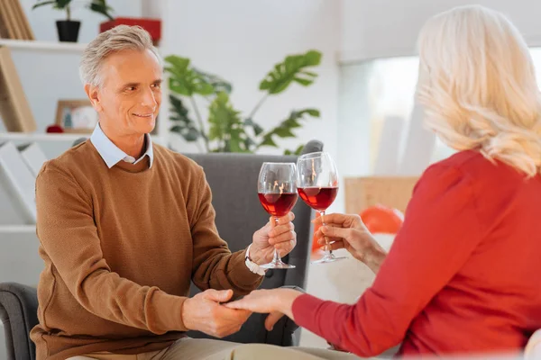 Liebendes älteres Paar genießt angenehme Gespräche beim Date — Stockfoto