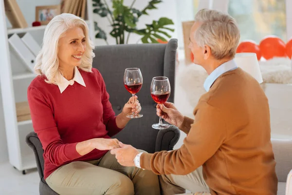 Rayonnement dame âgée écoute mari proposant un toast — Photo