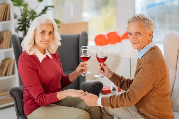 Гармонійна пара на пенсії святкує річницю вдома — стокове фото