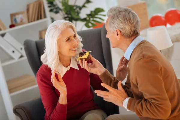 Romántica pareja de ancianos degustación de cupcake de chocolate — Foto de Stock