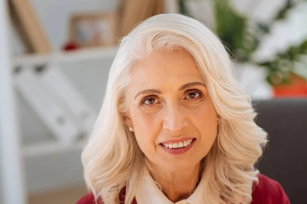 Porträtt av vacker äldre kvinna ler — Stockfoto