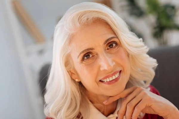 Nahaufnahme Porträt einer überaus glücklichen Seniorin — Stockfoto