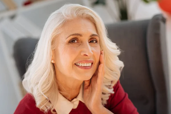 Retrato de la señora mayor sonriente mirando a la cámara — Foto de Stock