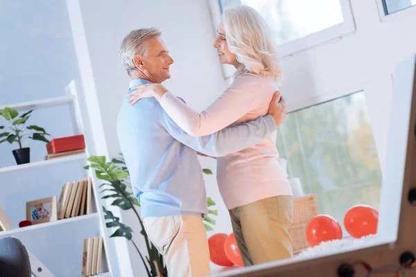 Romántica pareja de ancianos bailando en casa — Foto de Stock