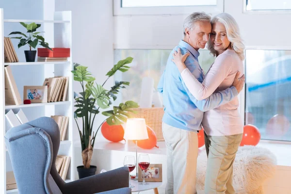 Alegre jubilado pareja bailando durante romántico fecha en casa — Foto de Stock