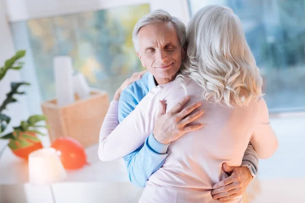 Люблячий старший чоловік обіймає свою дружину — стокове фото