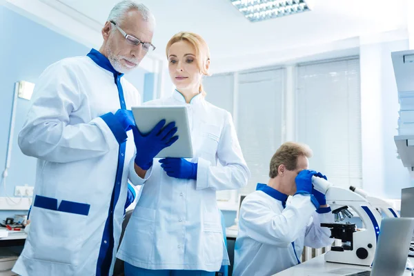 People of science consulting each other — Stock Photo, Image