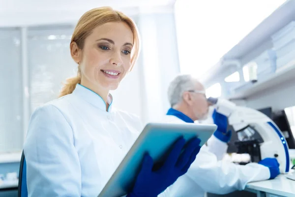 Feliz mulher cientista sorridente no laboratório — Fotografia de Stock