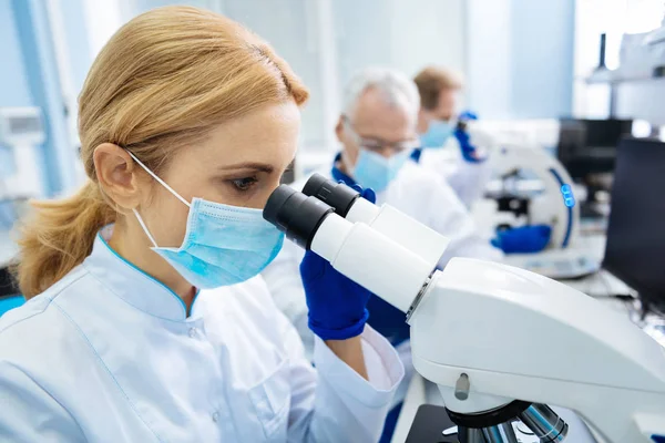 Onderzoeker werken met biotechnologie in het lab — Stockfoto