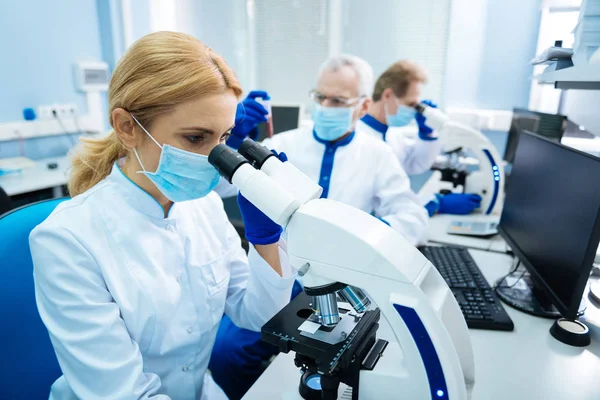 Jonge onderzoeker werken met chromosomen — Stockfoto