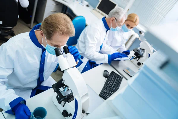 Serious scientist analysing chromosomes in the lab — Stock Photo, Image