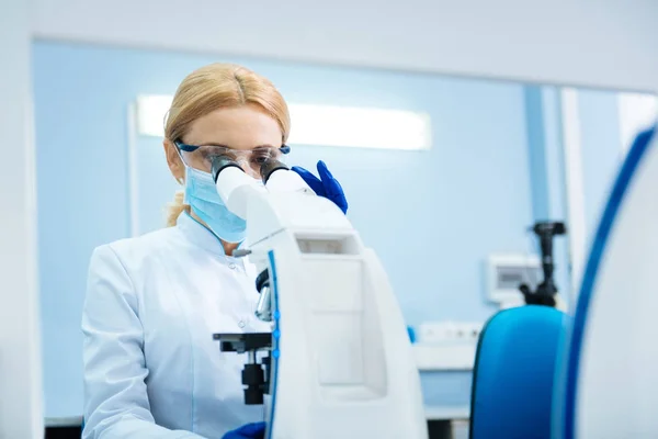 Pesquisador promissor olhando no microscópio no laboratório — Fotografia de Stock