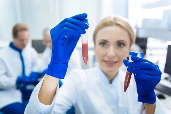 혈액 테스트 튜브를 들고 활발 한 과학자 — 스톡 사진