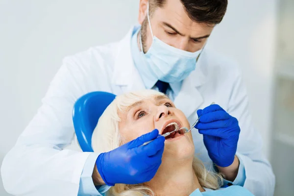 Gros plan du chirurgien dentaire diligent — Photo