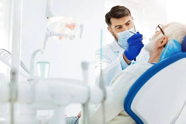 치과 의사가 환자의 치아 치료를 집중 — 스톡 사진