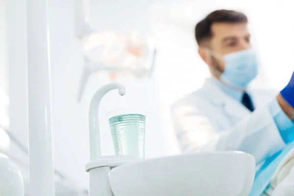 Primer plano de una taza de agua en el consultorio dental — Foto de Stock