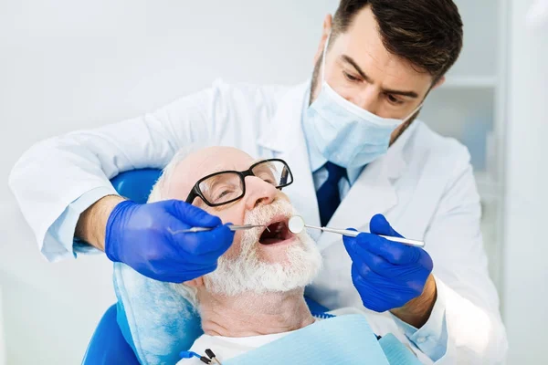 在牙科诊所密切关注 stomatologist — 图库照片