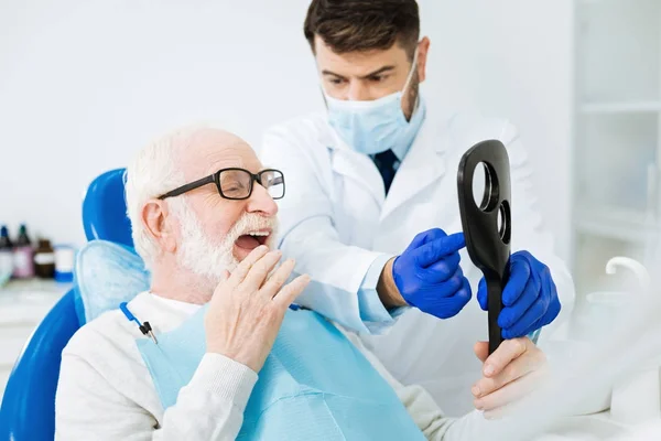 Közelkép a szakállas férfi, miután egy pillantást a fogát — Stock Fotó