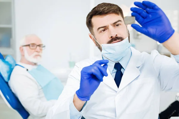 Primo piano del dentista attento con immagine a raggi X — Foto Stock