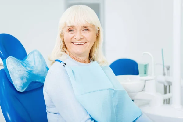 Primer plano de la mujer alegre en el consultorio dental —  Fotos de Stock