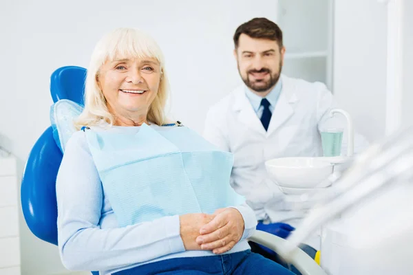 Frau sitzt auf Zahnarztstuhl — Stockfoto