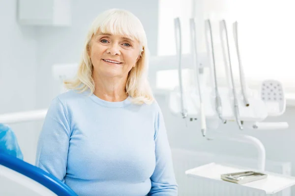 Optimistischer Patient wartet auf einen Arzt — Stockfoto