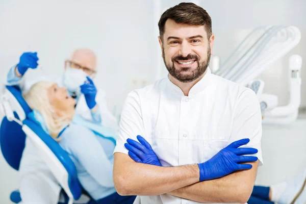 Portrét spokojených stomatologa s překřížením rukou — Stock fotografie