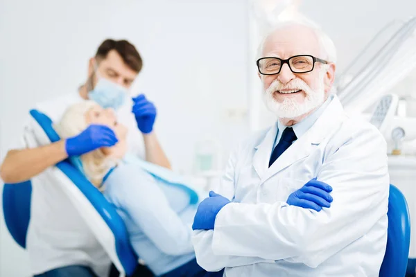 Glada tandläkare uttrycker cheer — Stockfoto