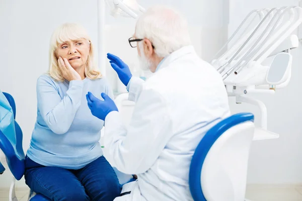 Unzufriedene Frau mit Zahnschmerzen — Stockfoto