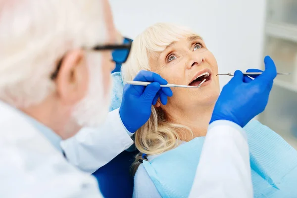 Nahaufnahme des Patienten beim Zahnarzt — Stockfoto