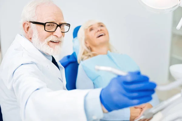 Deneyimli diş hekimi ve memnun hasta yakından — Stok fotoğraf